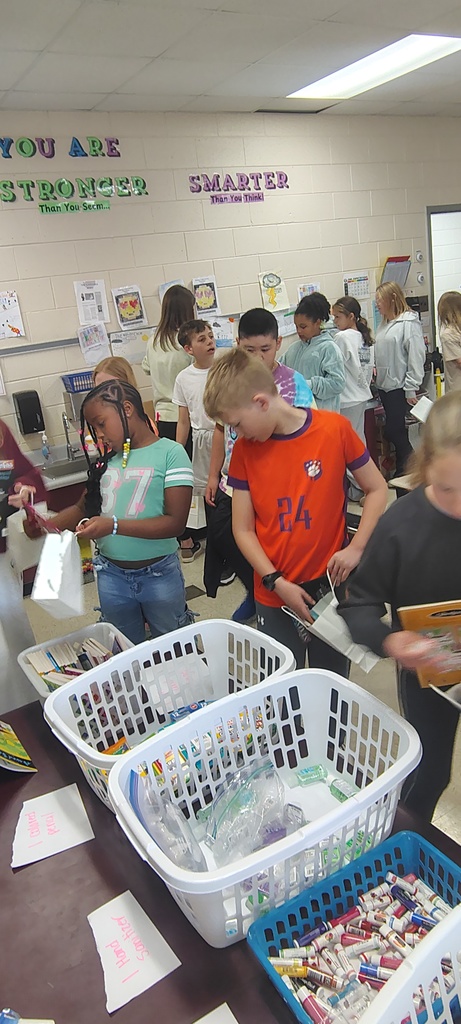 Shuford’s National Junior Beta Club has been hard at work preparing “Blessing Bags” for their upcoming visit to Abernethy Laurels Retirement Community. Filled with thoughtful items and heartfelt care, these bags are a small way our students are showing kindness, compassion, and a commitment to serving others. We are so proud of our Beta members for taking the time to give back and make a positive impact in the lives of others. Their dedication truly reflects the spirit of leadership and service! 💙
