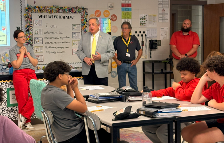 Senator Hollo visits Anna Walker's science classroom.