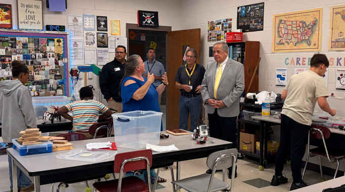 Senator Hollo talks with Susie Ramsey.