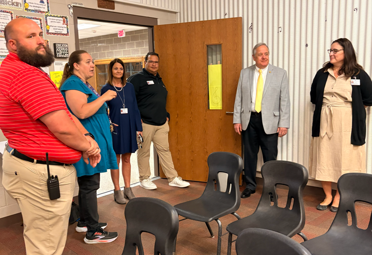 Senator Hollo visits Shannon Rogers classroom.