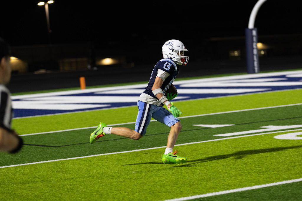a picture of a football player running