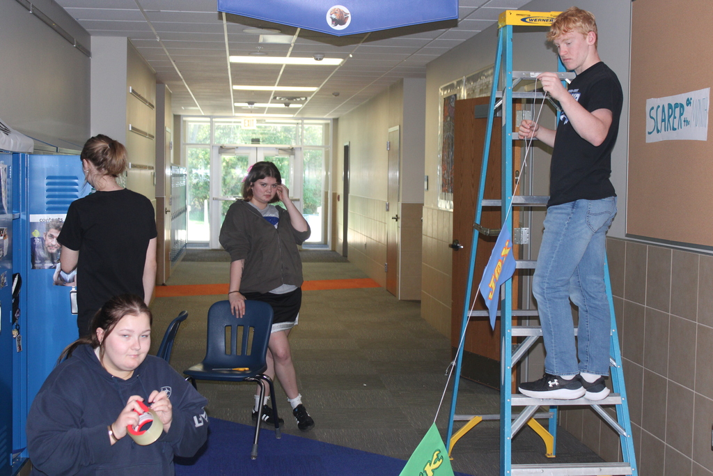 4 seniors hanging decorations