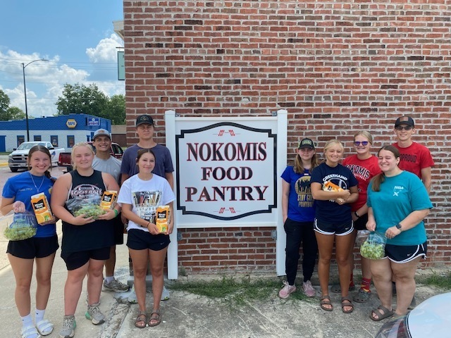 FFA members volunteer at Food Pantry.