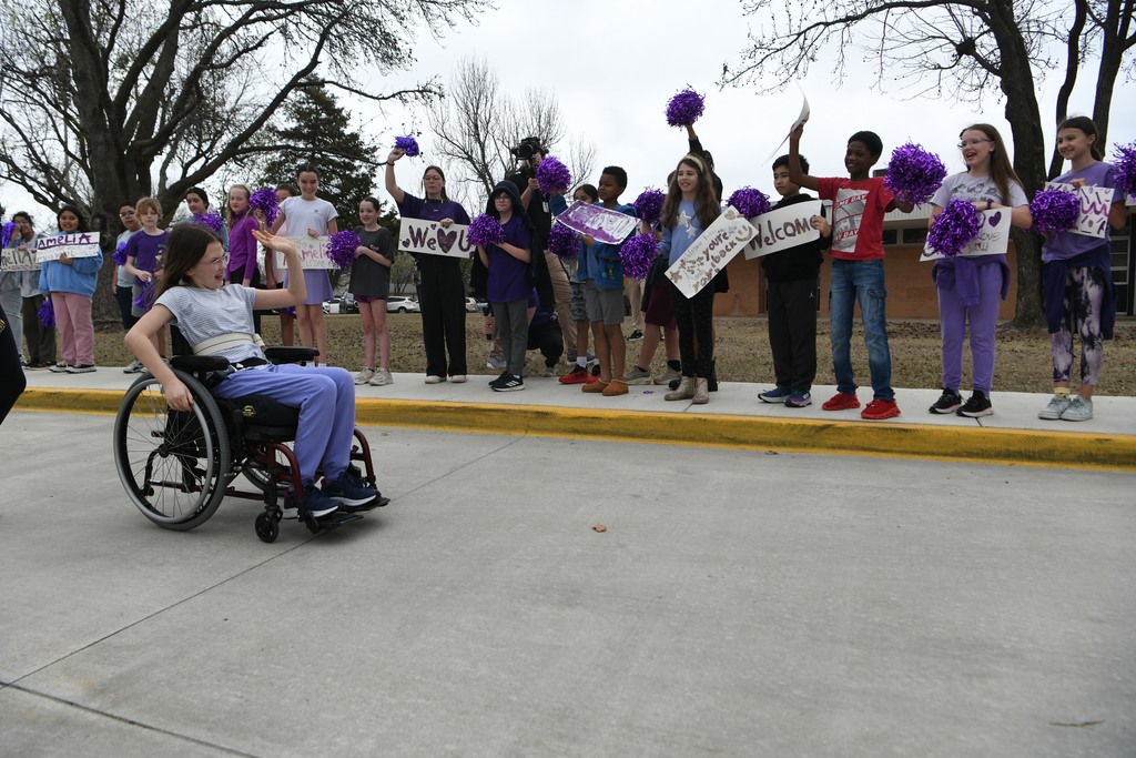 Multiple photos of Amelia Chastain's return home.