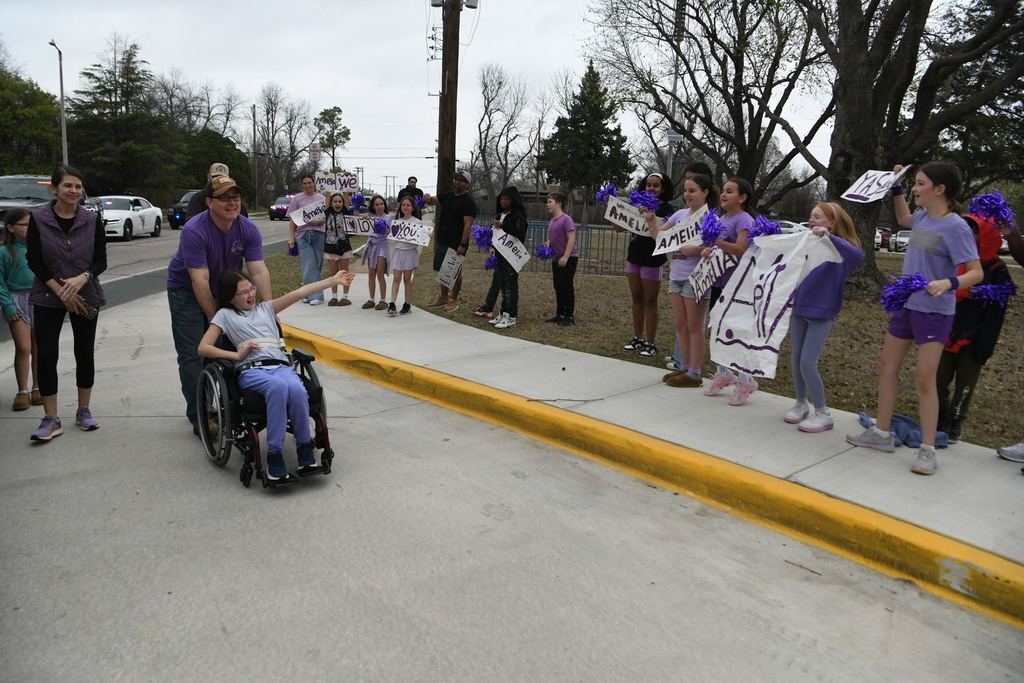 Multiple photos of Amelia Chastain's return home.