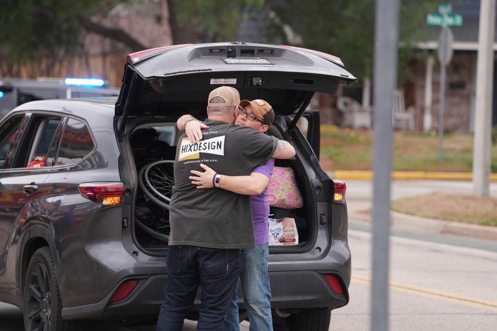 Multiple photos of Amelia Chastain's return home.