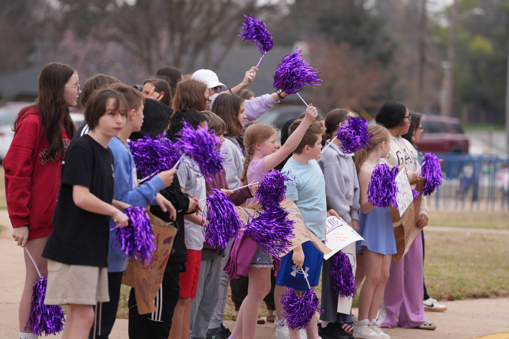 Multiple photos of Amelia Chastain's return home.
