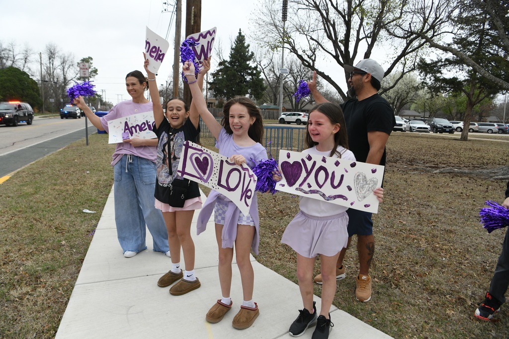 Multiple photos of Amelia Chastain's return home.
