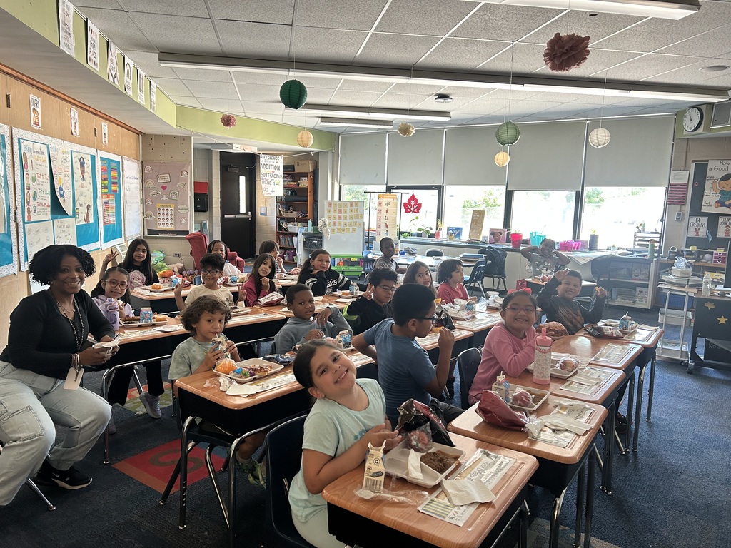 Mrs. Castro's class enjoying lunch together