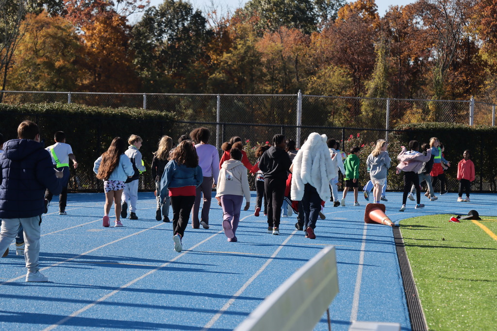 Cole Manor 4th Grade Students at the Walk - A - Thon.