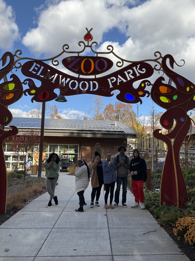 6 students pose under the Elwood Park Zoo sign