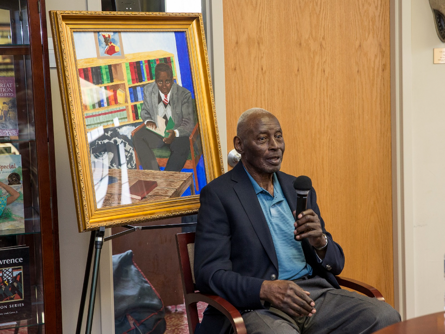 Charles Blockson speaks to an audience.