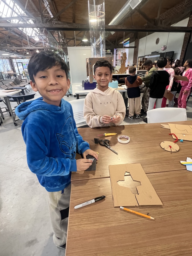 Third graders collaborate on science projects on a Flux Space field trip.