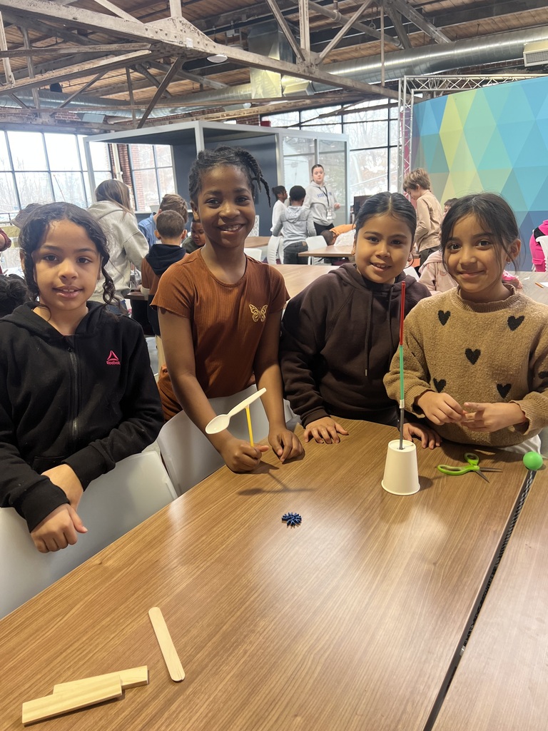 Third graders collaborate on science projects on a Flux Space field trip.