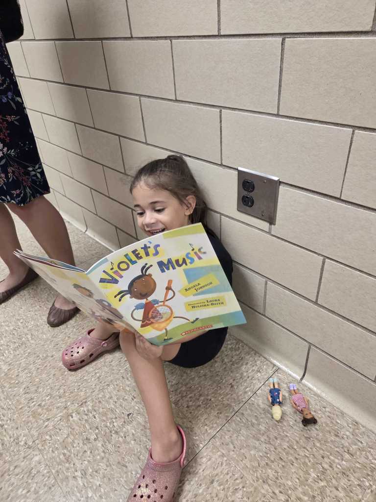 A student reads her new RIF book.