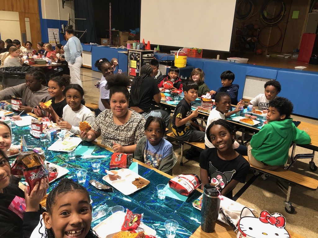 Students eating lunch together.