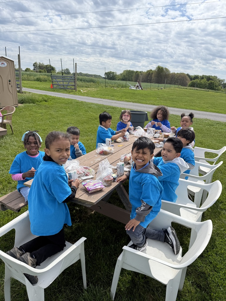 Kindergartners enjoy lunch at the farm.