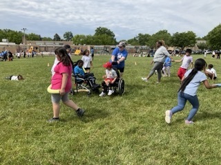 Students play Turtle Tag at Field Day.