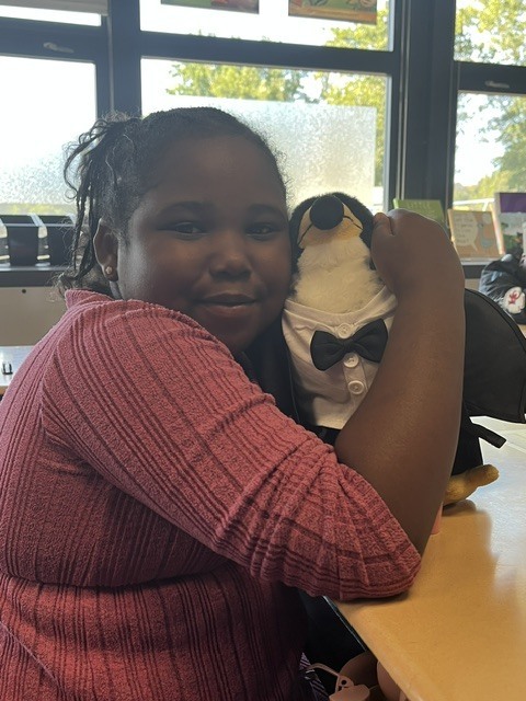 Students meet Oreo the reading falcon.