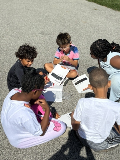 Fourth graders work to create a simple eleFourth graders work to create a simple electrical system in science class.ctrical system in science class.