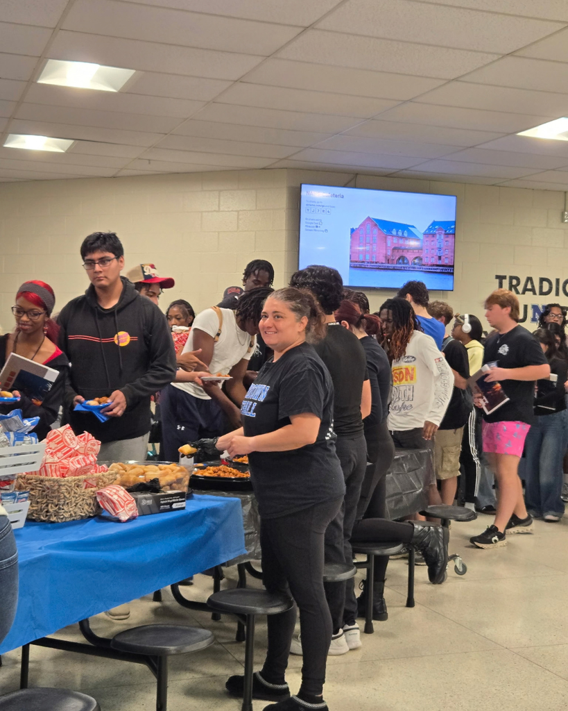 Parent helping serve food to students at NAHS.