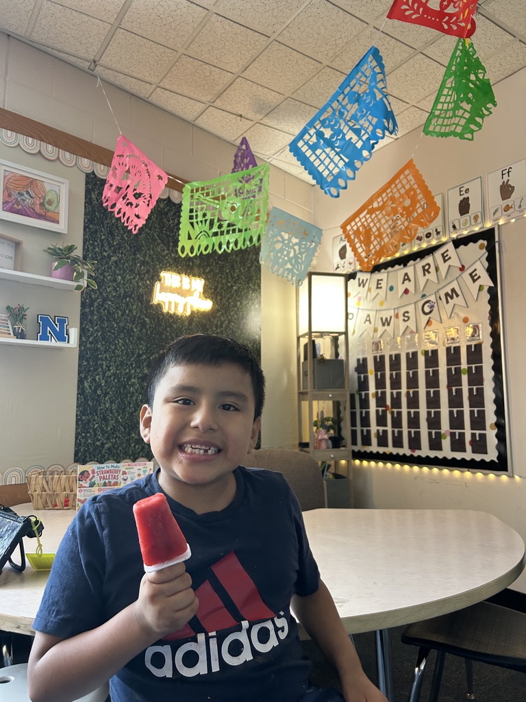 Student enjoying a paleta.