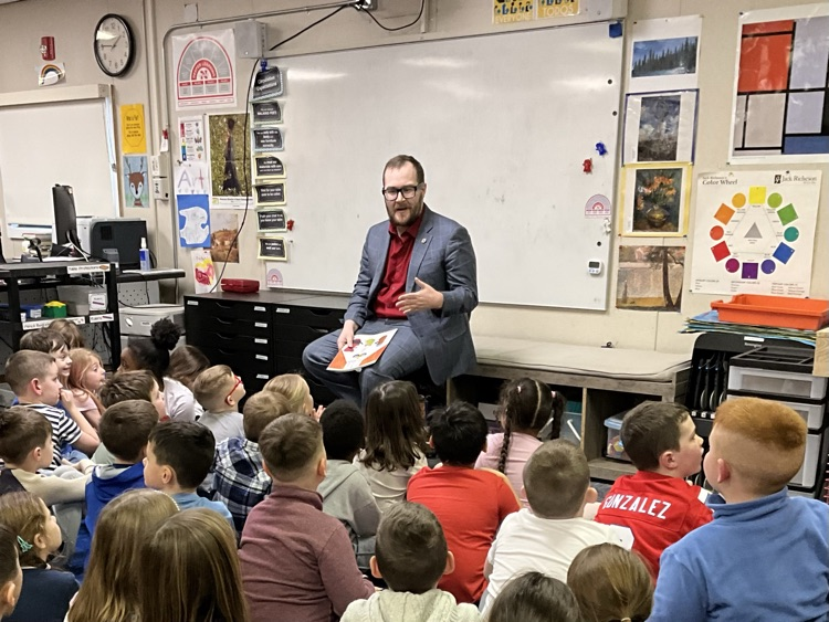 Rep Scanlon reads to K & 1