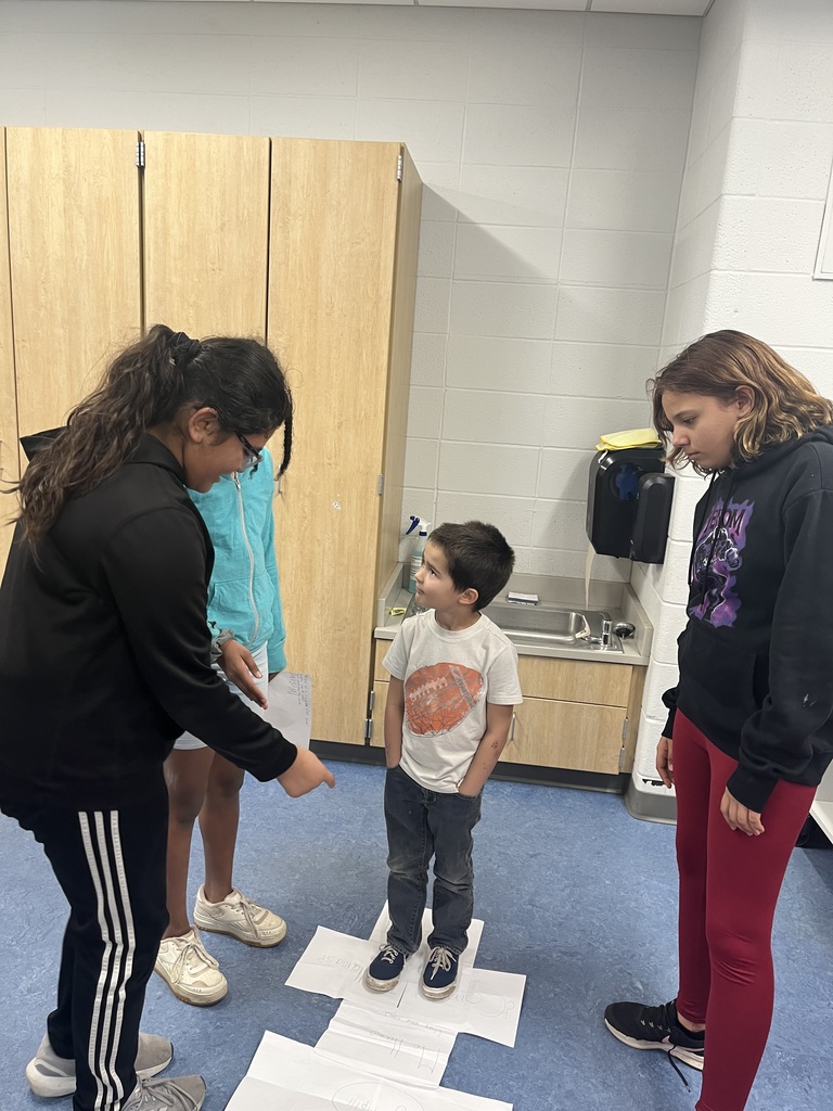 6th Grade Spanish students working with Kindergarten Spanish students