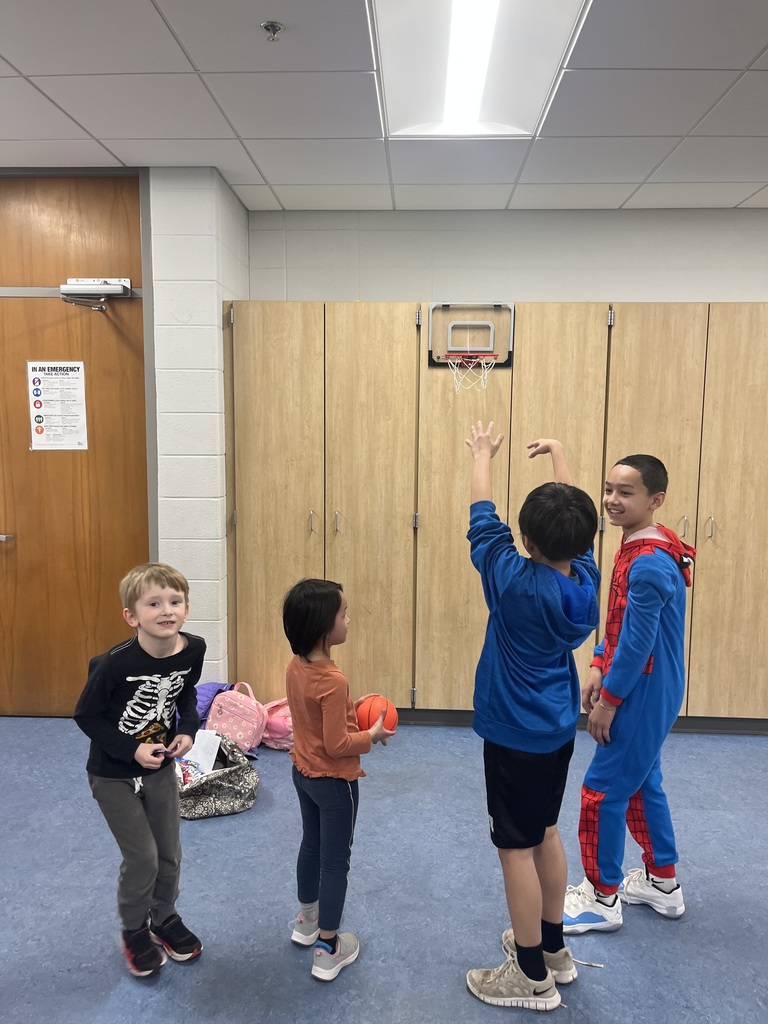 6th Grade Spanish students working with Kindergarten Spanish students