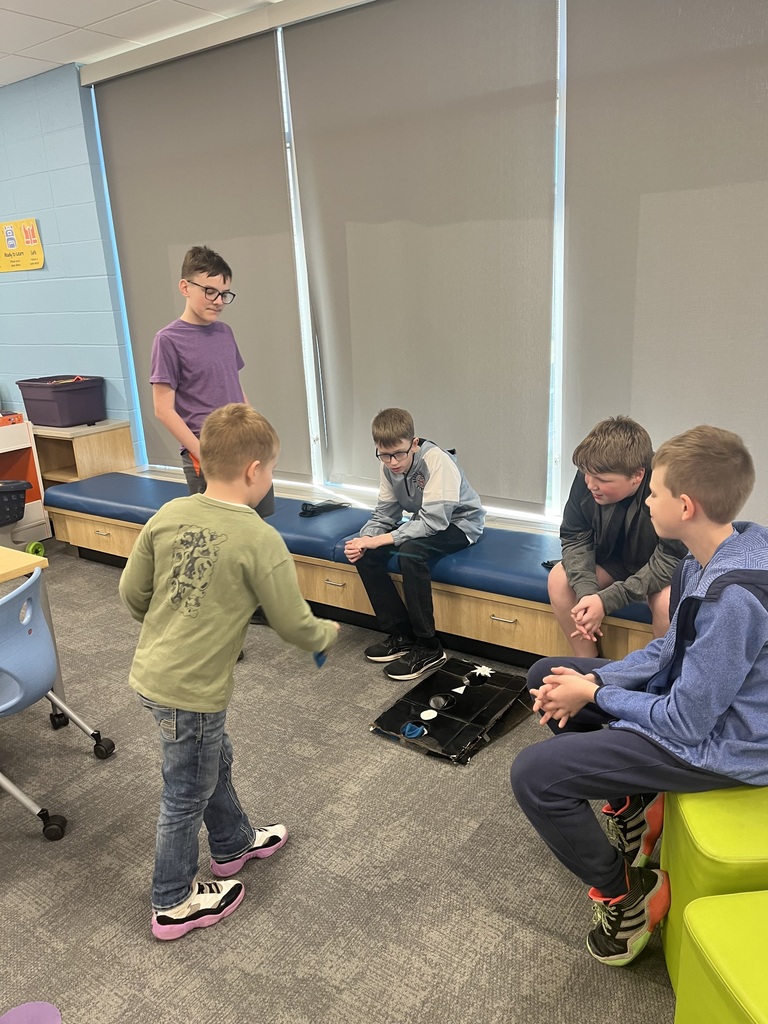 6th Grade Spanish students working with Kindergarten Spanish students