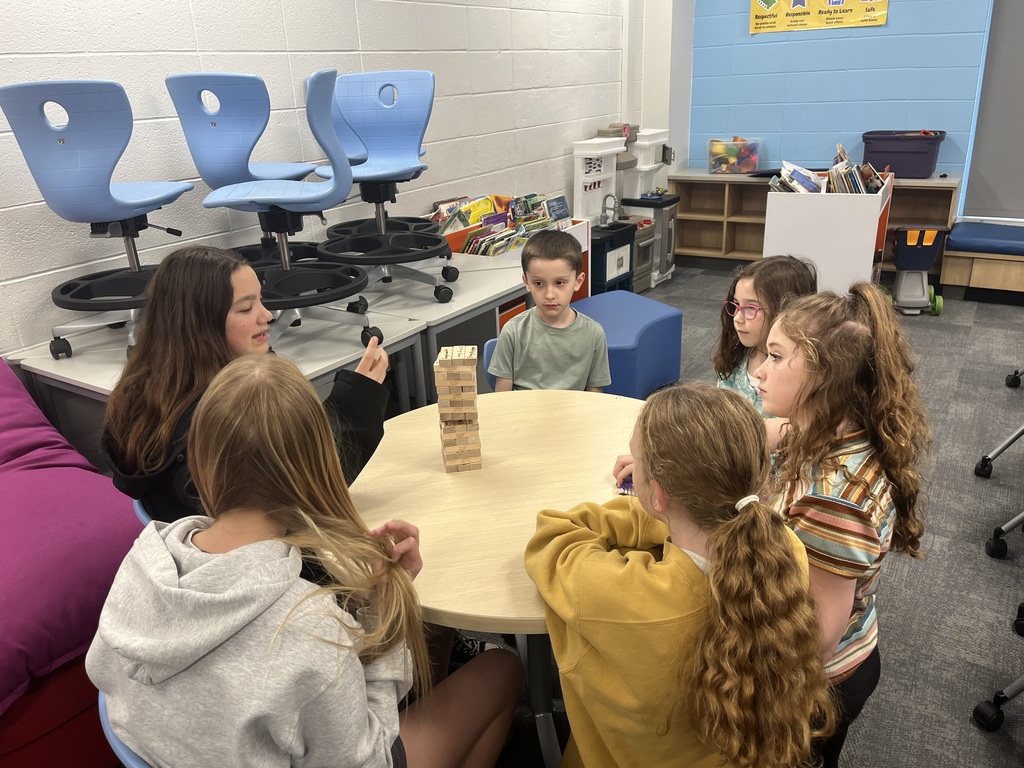 6th Grade Spanish students working with Kindergarten Spanish students