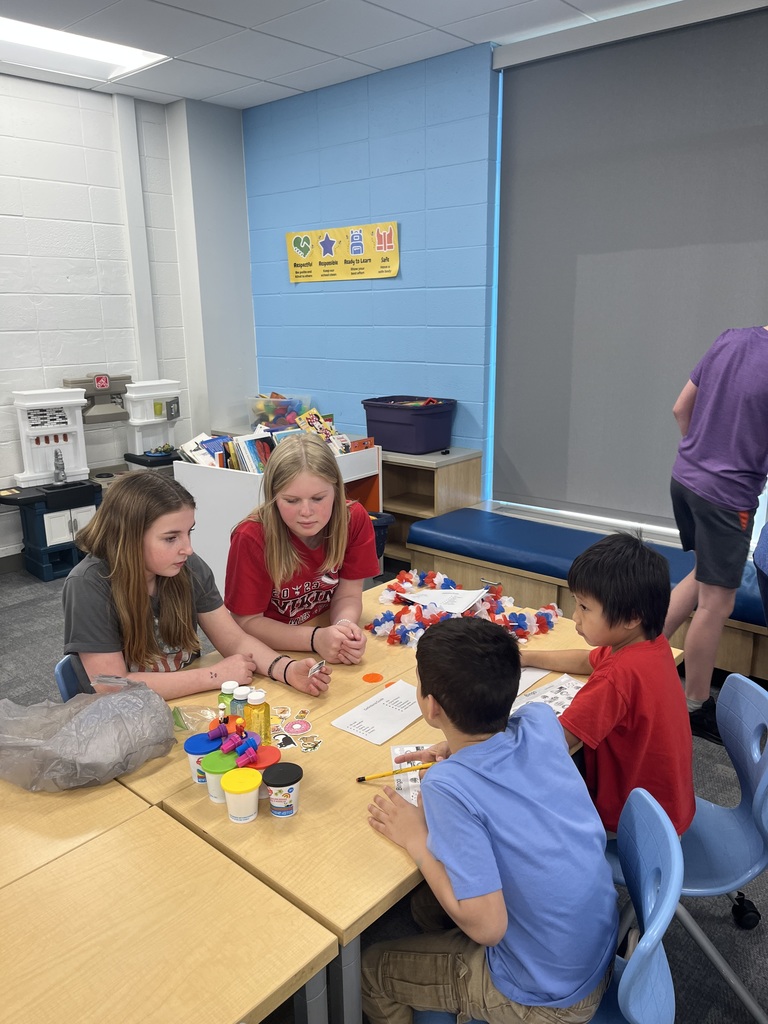 6th Grade Spanish students working with Kindergarten Spanish students