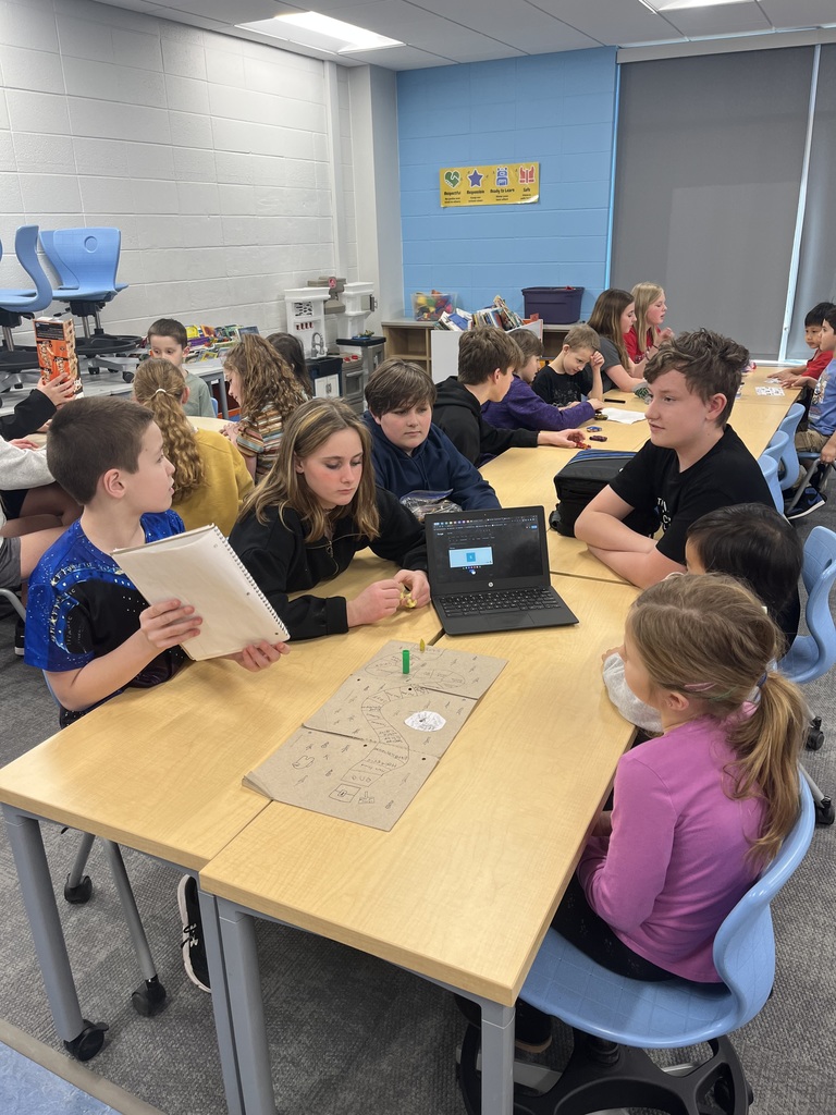 6th Grade Spanish students working with Kindergarten Spanish students