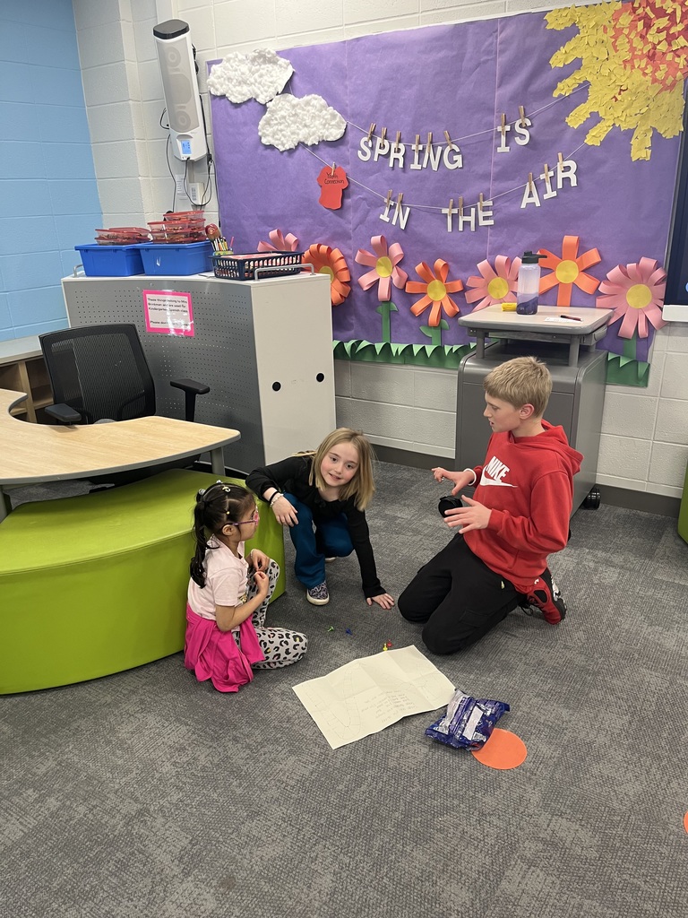 6th Grade Spanish students working with Kindergarten Spanish students