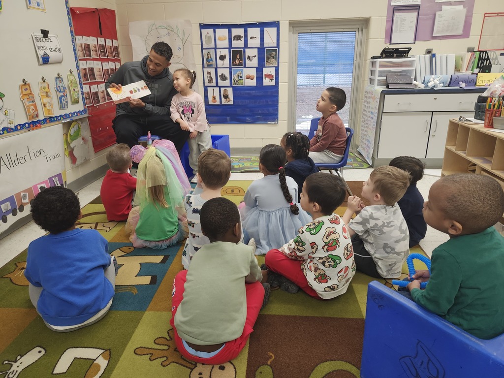 Mystery Readers Story time. Parent standing with group of students