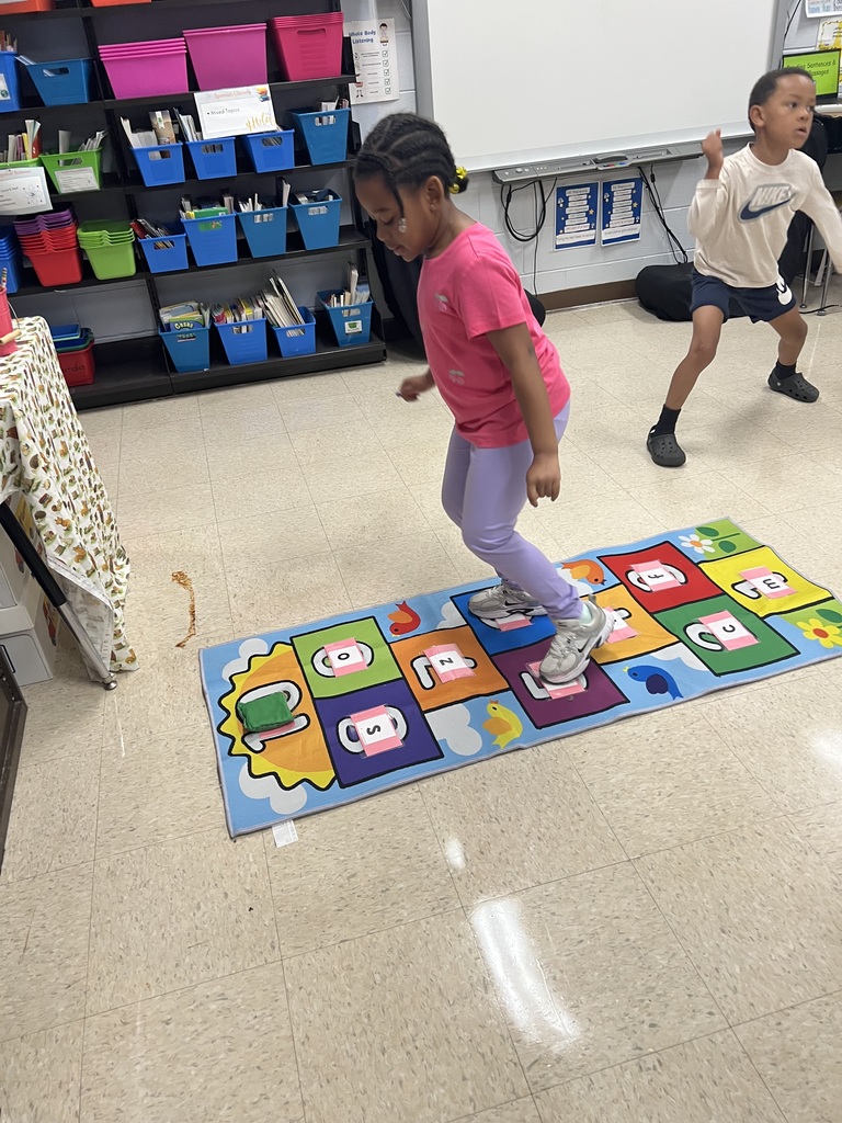 Students in Mrs. Kaufmann's reading class practiced their letter recognition and sounds and had fun too while playing hopscotch!  #truenorthbrunswick #Parsonspenguins