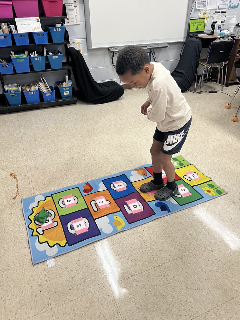 Students in Mrs. Kaufmann's reading class practiced their letter recognition and sounds and had fun too while playing hopscotch!  #truenorthbrunswick #Parsonspenguins