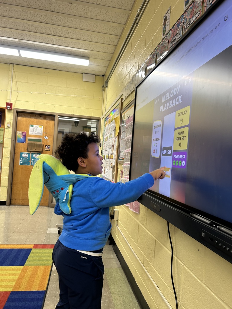 1st grade student identifies Sol and Mi by sound using "Music Play Online"