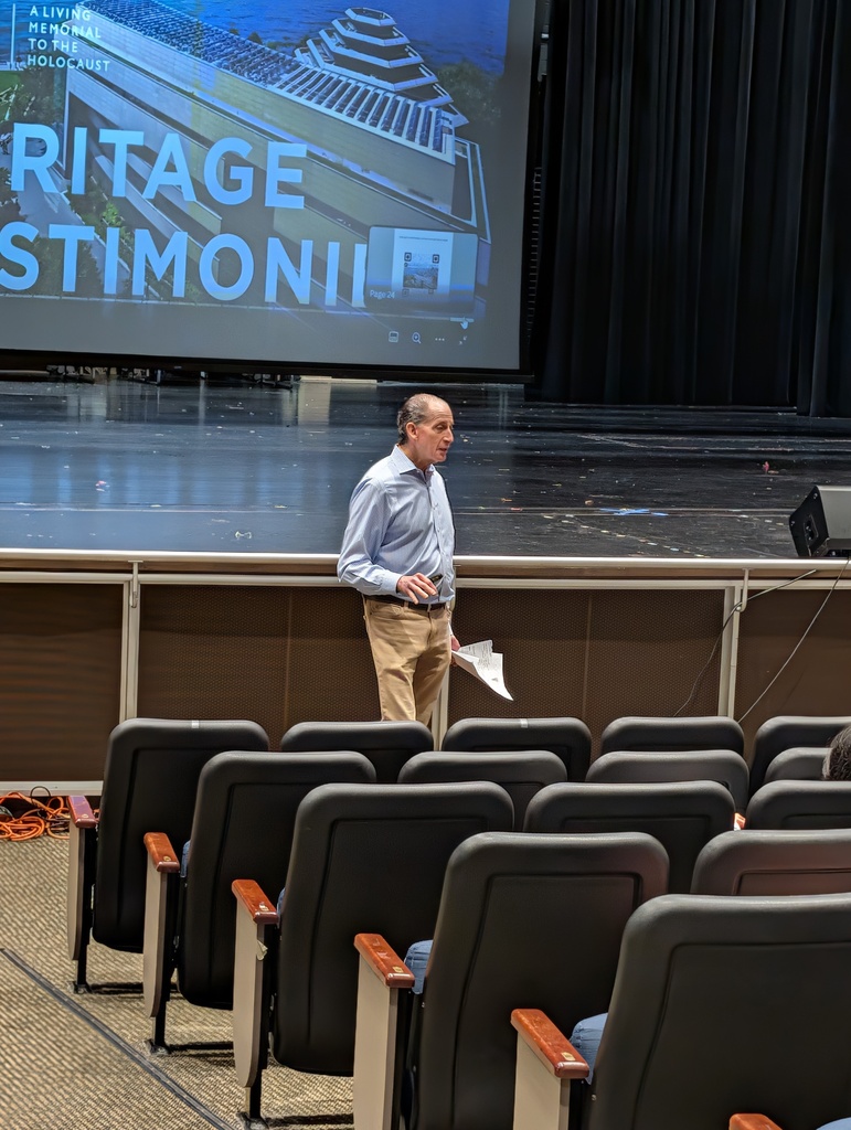 Allan Chernoff speaking to students in the auditorium