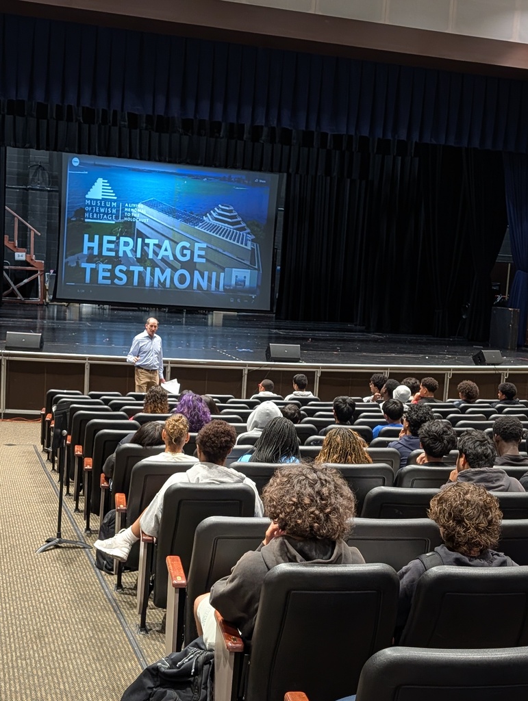 Allan Chernoff speaking to students in the auditorium