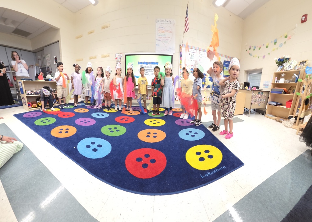 class photo of preschoolers