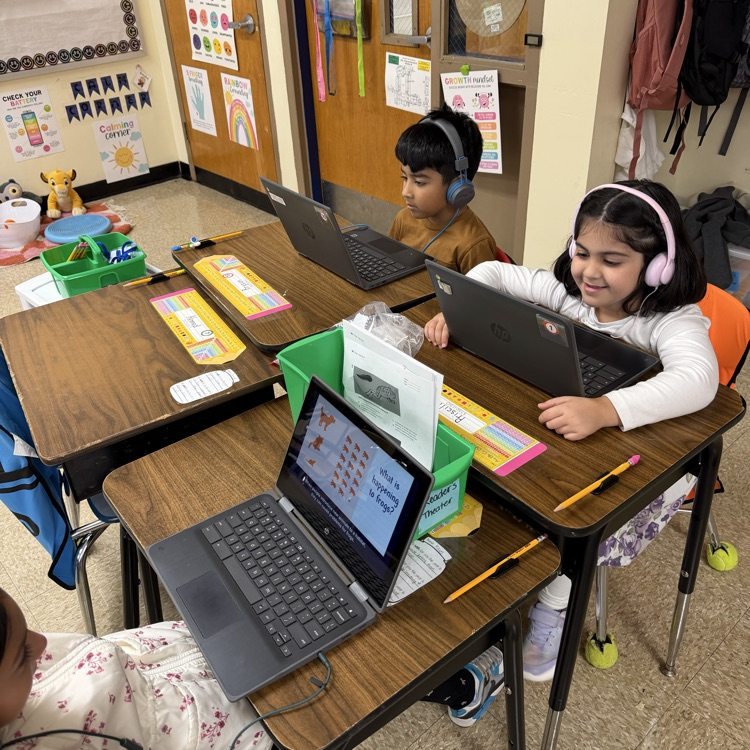 students on the computer 