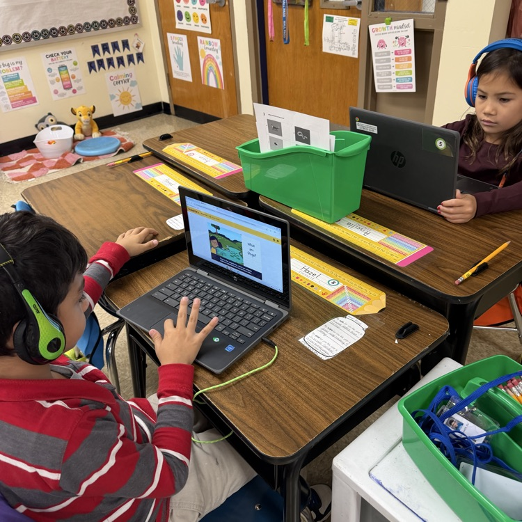 students on the computer
