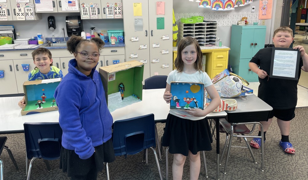 four students showing their reading projects