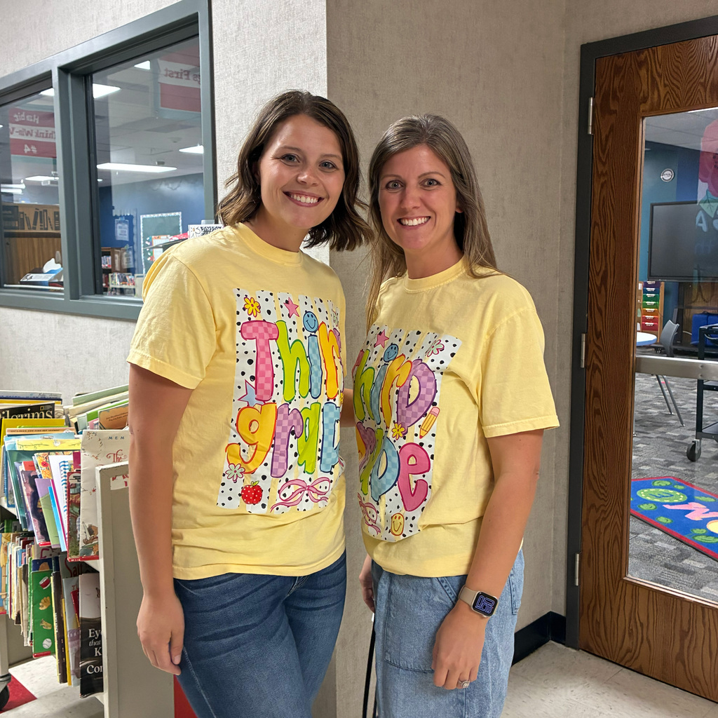 2 third grade teachers smiling/posing for a picture on Back to School night.