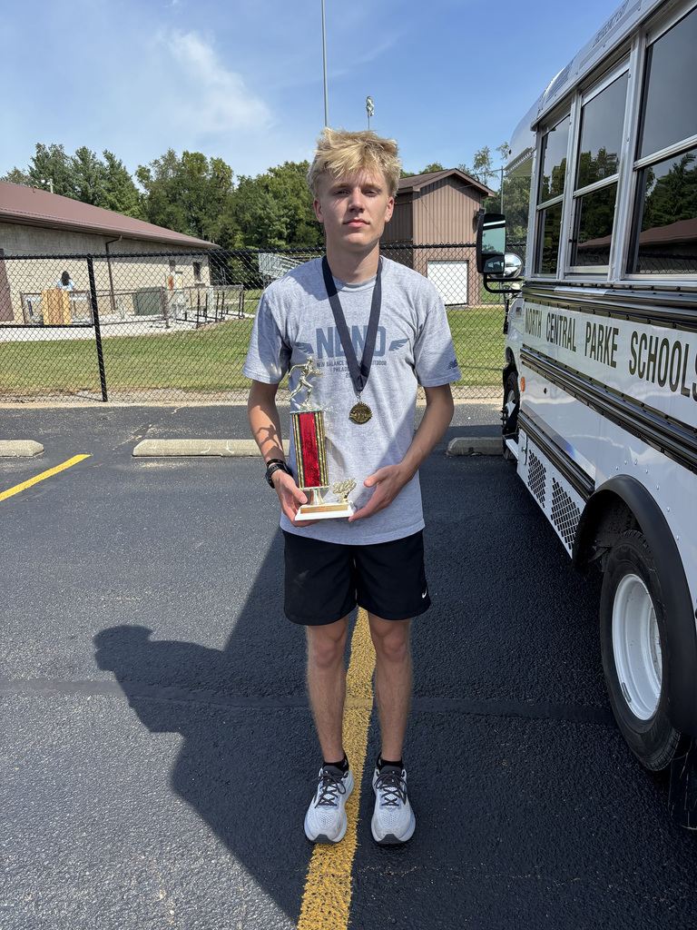 Parke Heritage 1st place winner posing for a photo at the Riverton Parke Invitational.
