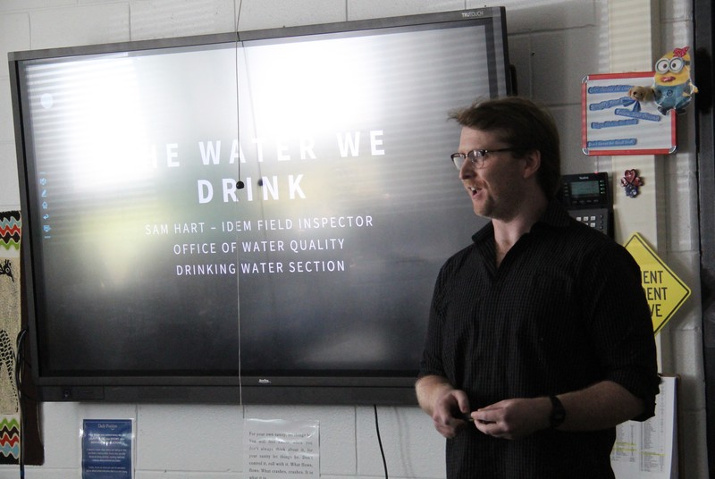 Sam Hart talks to the biology students