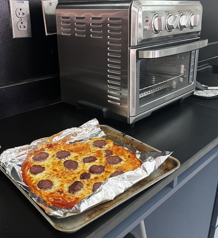 a cooked pepperoni pizza