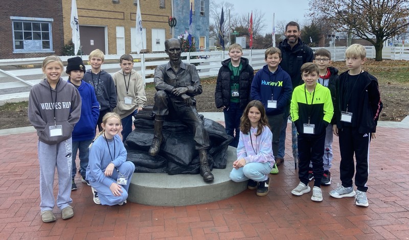 students sitting and standing by the Ernie Pyle statue