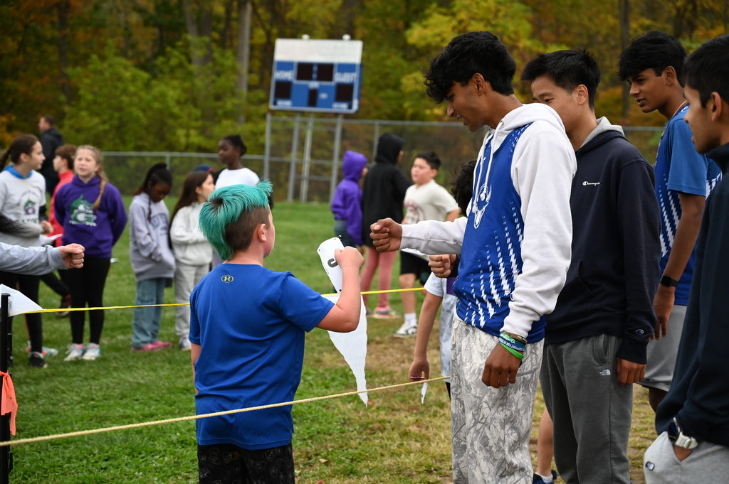 Boys Cross Country Team cheers on fourth graders